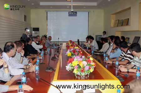 The delegation members talking with Kingsun top management